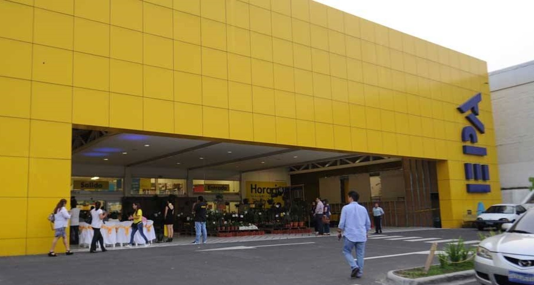 Imagen del área de estacionamiento y patio de materiales de Ferretería EPA